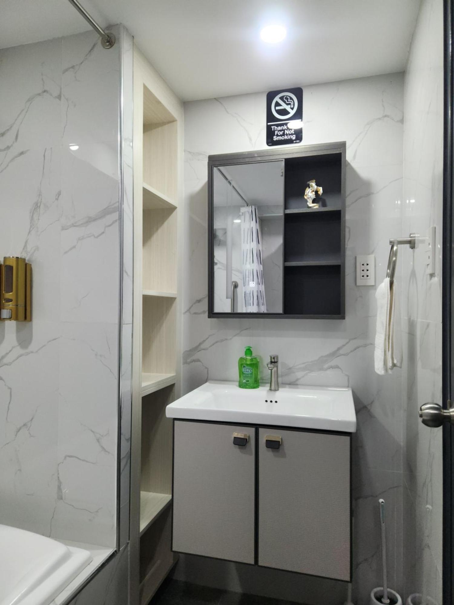 Condo Azur Suites B316 Near Airport, Netflix, Stylish, Cozy With Swimming Pool Мактан Экстерьер фото